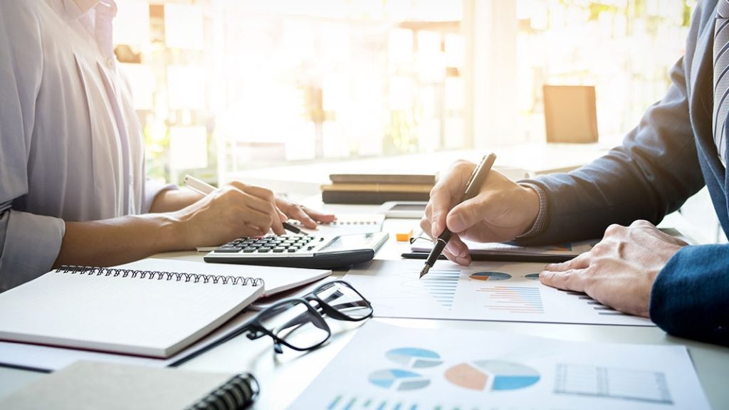 Things You Should Look for in a Financial Adviser as an HNI